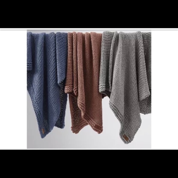 Frye chunky knit blanket, new with tags - Picture 3 of 3